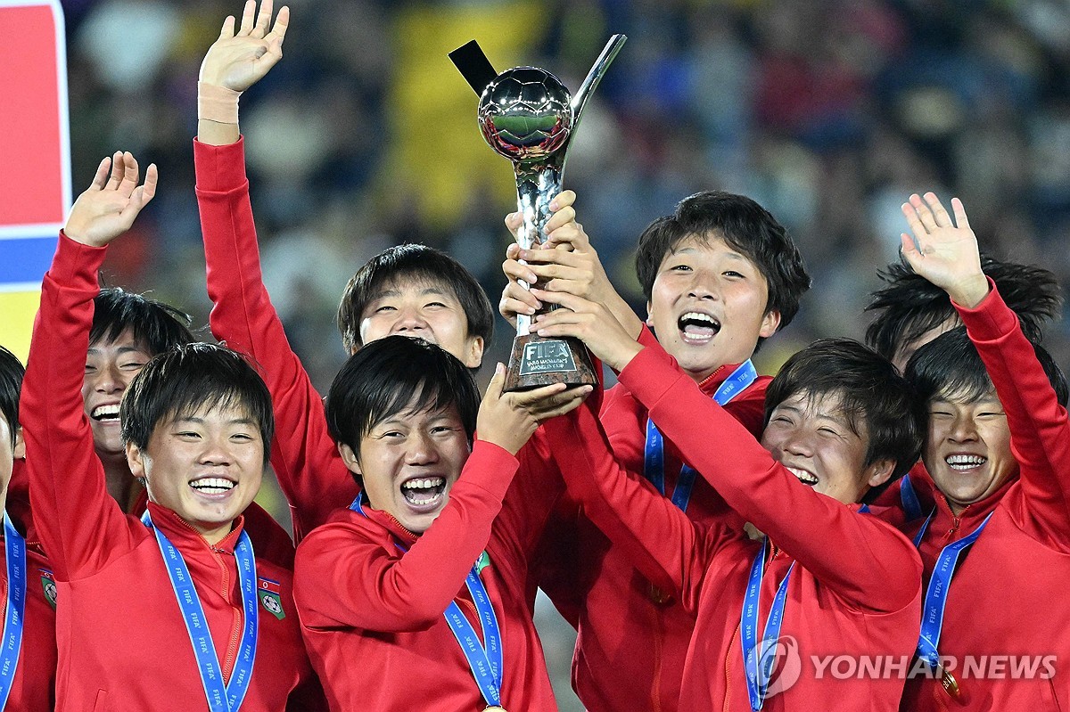 기뻐하는 북한 여자축구 선수들