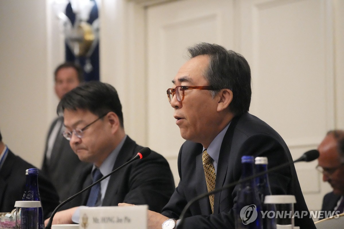 El ministro de Asuntos Exteriores de Corea del Sur, Cho Tae-yul, habla durante una reunión con el secretario de Estado de Estados Unidos, Antony Blinken, y la ministra de Asuntos Exteriores de Japón, Yoko Kamikawa, en Nueva York el 23 de septiembre de 2024, en esta foto difundida por AFP. (Yonhap)