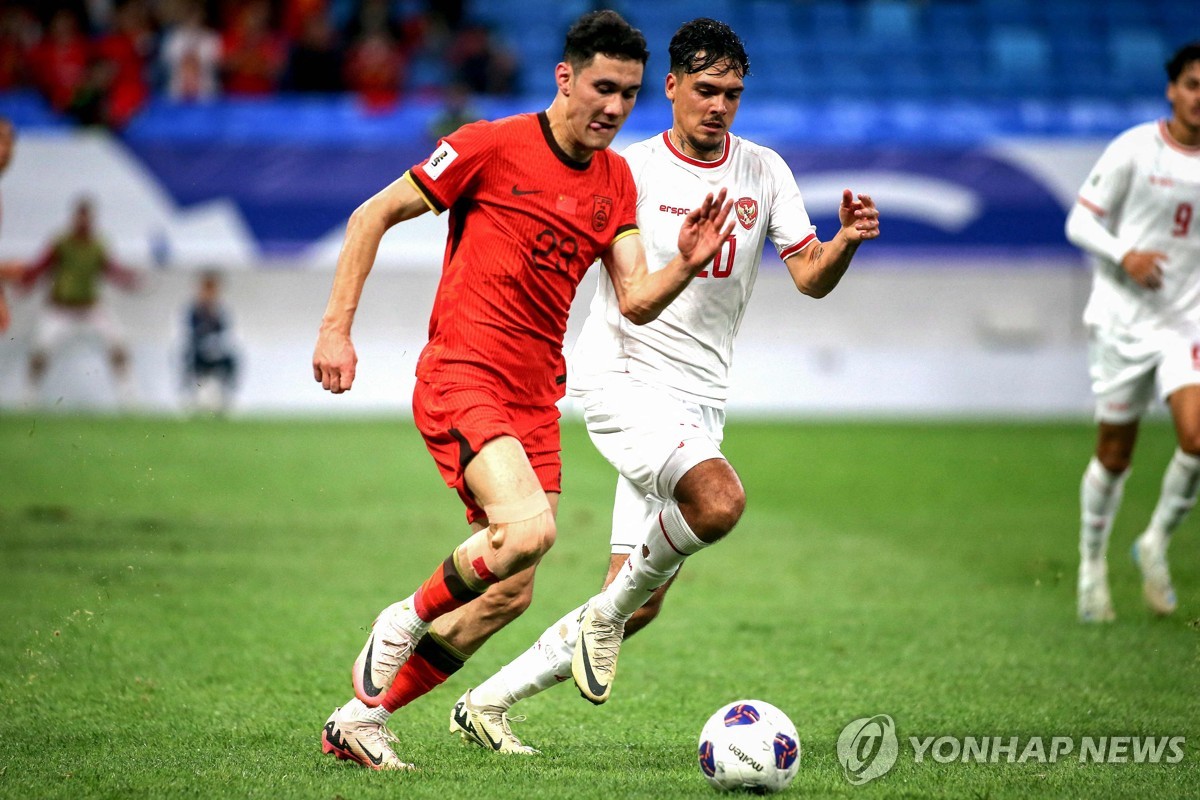 경합하는 중국과 인도네시아 축구 선수들