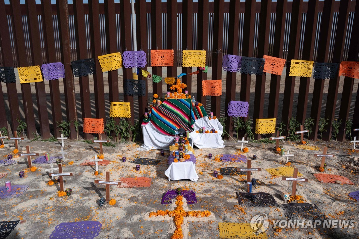 미국·멕시코 국경 장벽에 설치된 '죽은 자의 날'(멕시코 명절) 제단