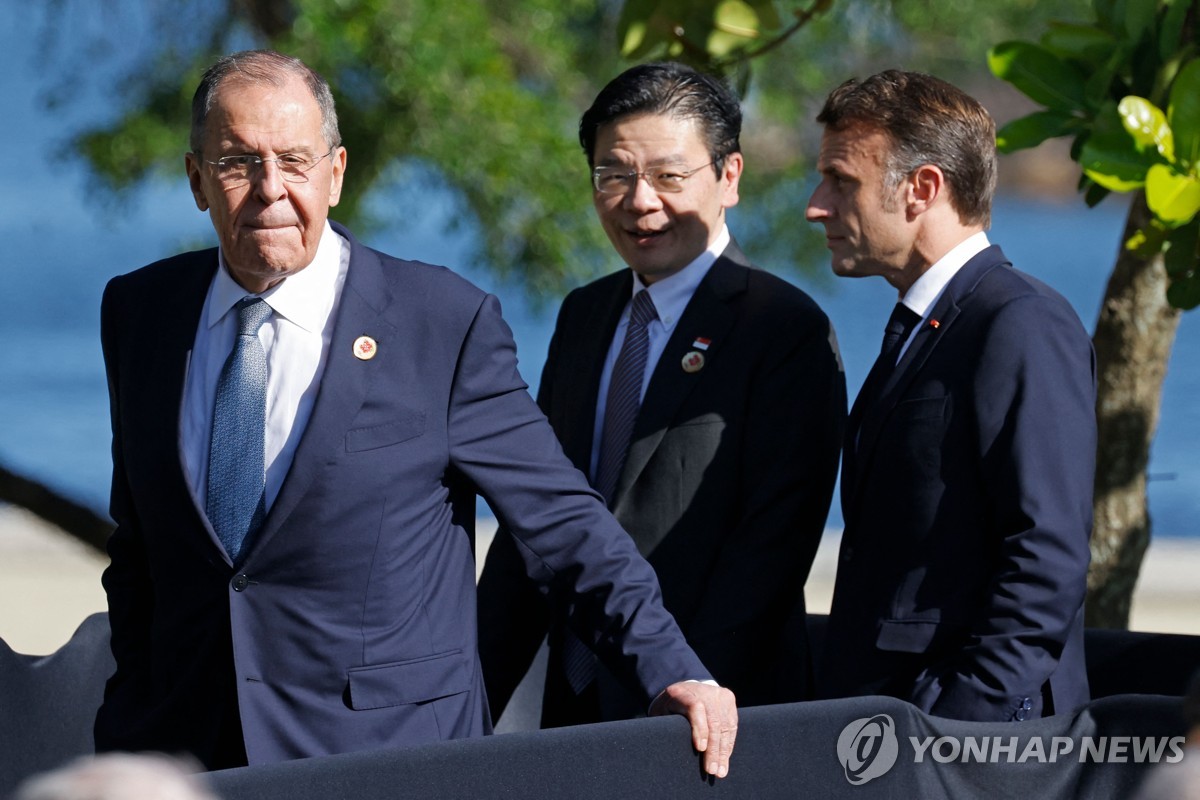 친선 또는 위선…G20서 러 외무에 다가가 악수한 마크롱