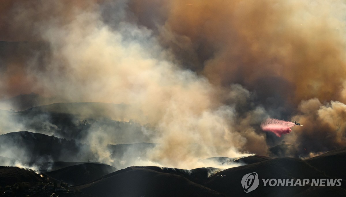 9일(현지시간) LA 산불 진화 중인 소방 헬기