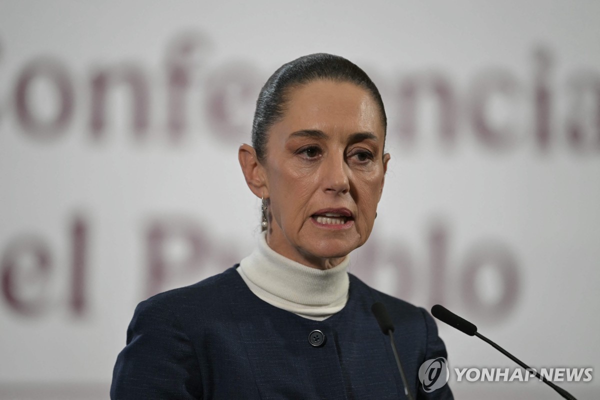 La presidenta mexicana Claudia Sheinbaum habla durante su conferencia de prensa diaria en el Palacio Nacional de la Ciudad de México el 3 de febrero de 2025 en esta foto publicada por AFP. (Yonhap)