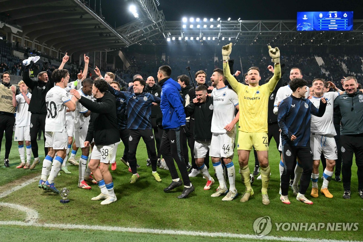 UCL 16강 진출을 확정하고 환호하는 브루게 선수들