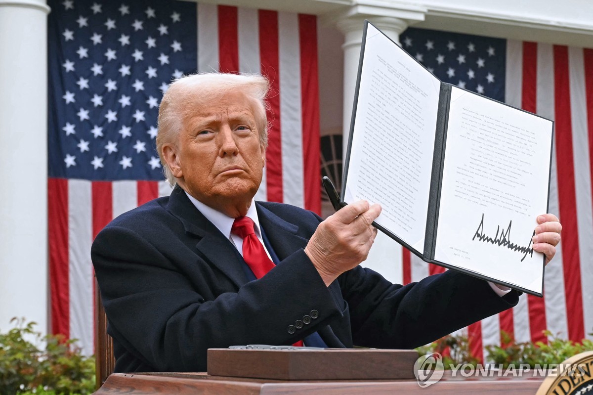 자신이 서명한 상호관세 행정명령서를 들어보이는 도널드 트럼프