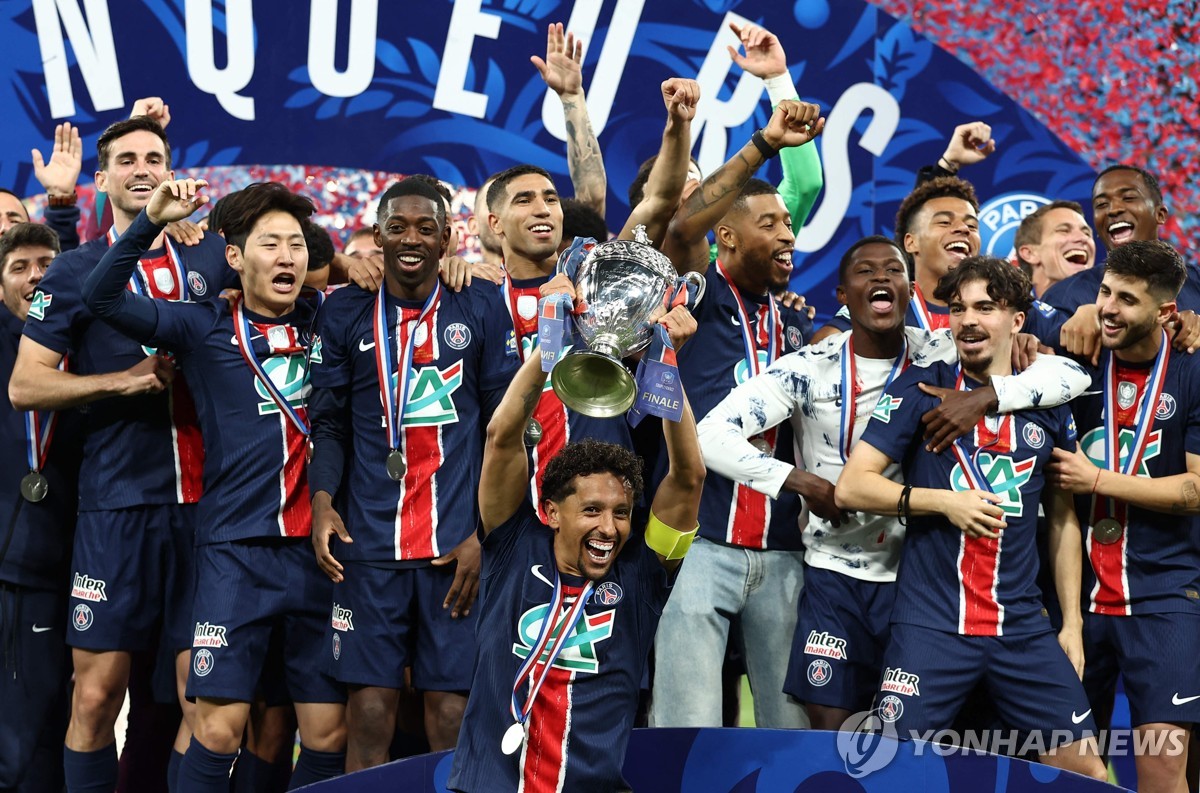 프랑스컵 우승 트로피를 들고 기뻐하는 PSG 선수들