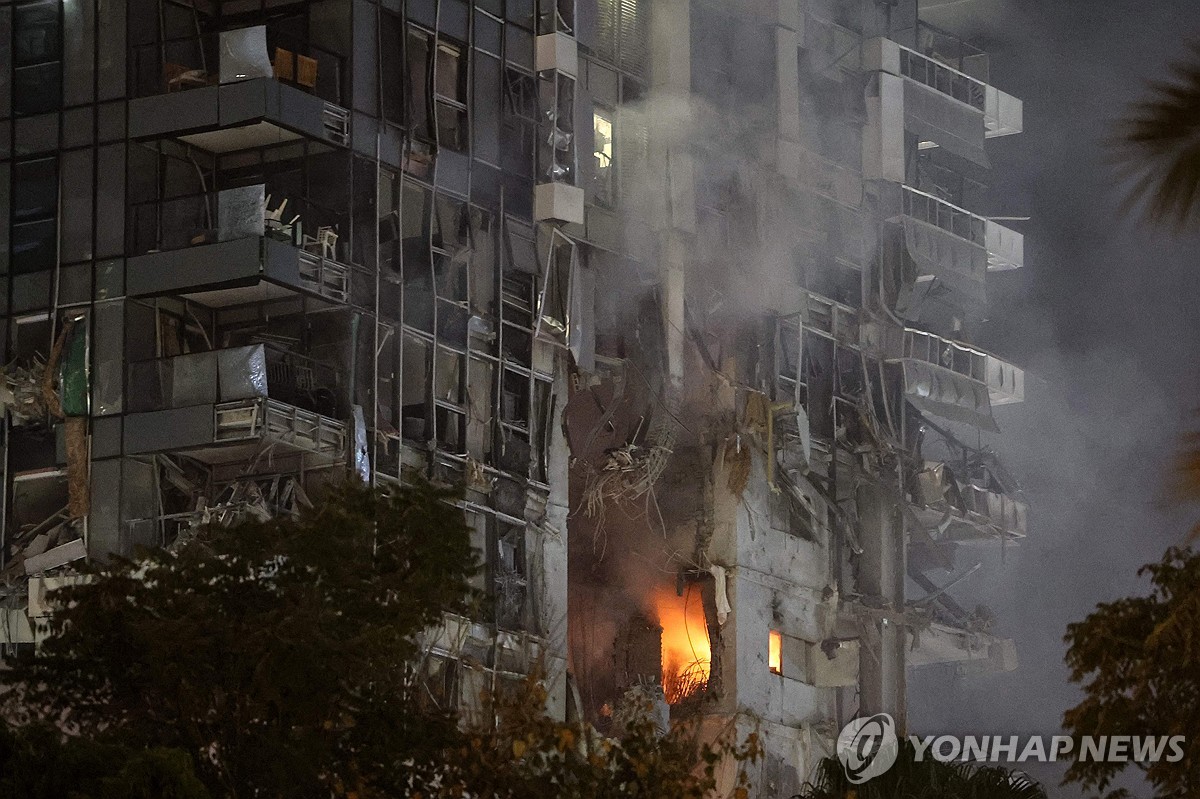 이란의 공습에 파괴된 이스라엘 텔라이브의 건물 [AFP 연합뉴스. 재판매 및 DB 금지]