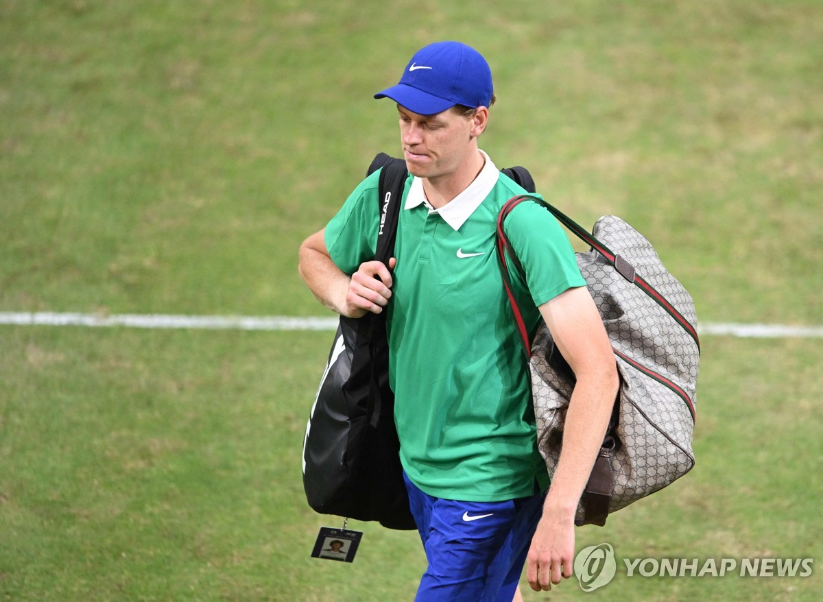 남자 테니스 세계 1위 신네르, 시즌 첫 잔디코트 대회 16강 탈락