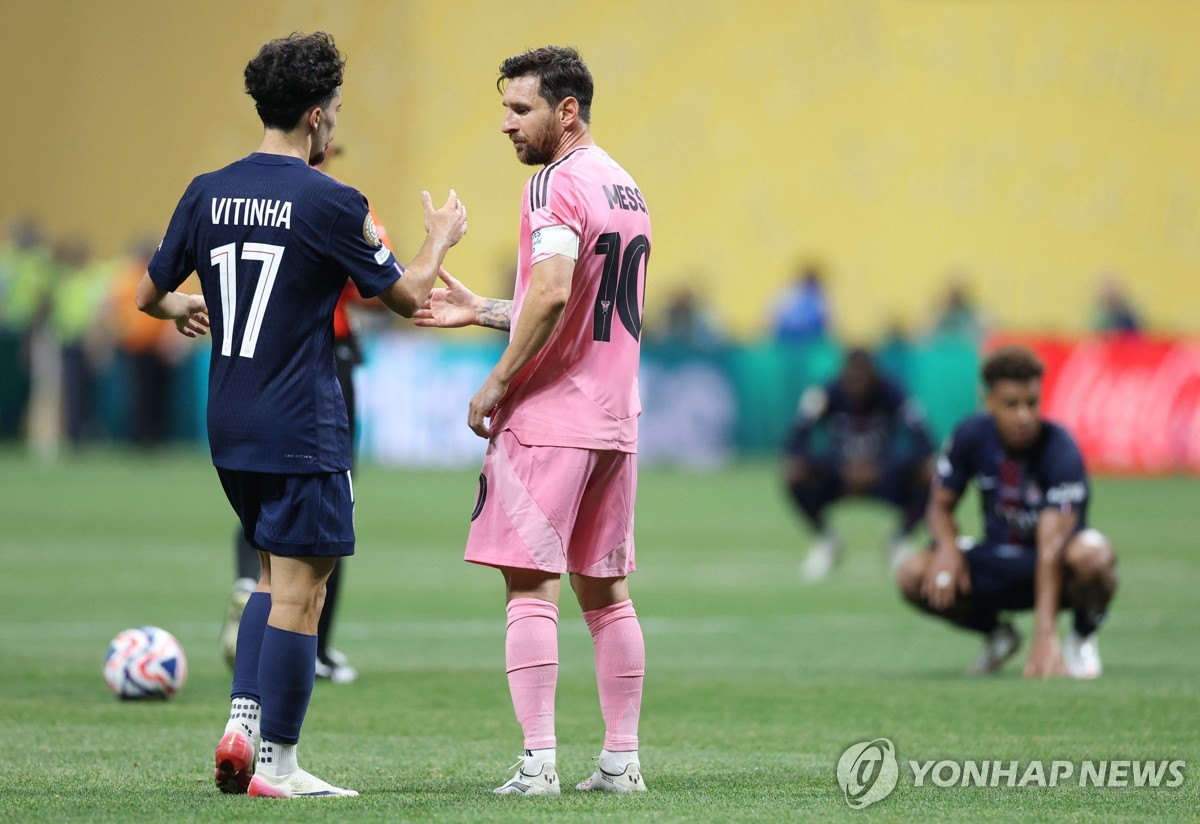 비티냐와 악수하는 메시