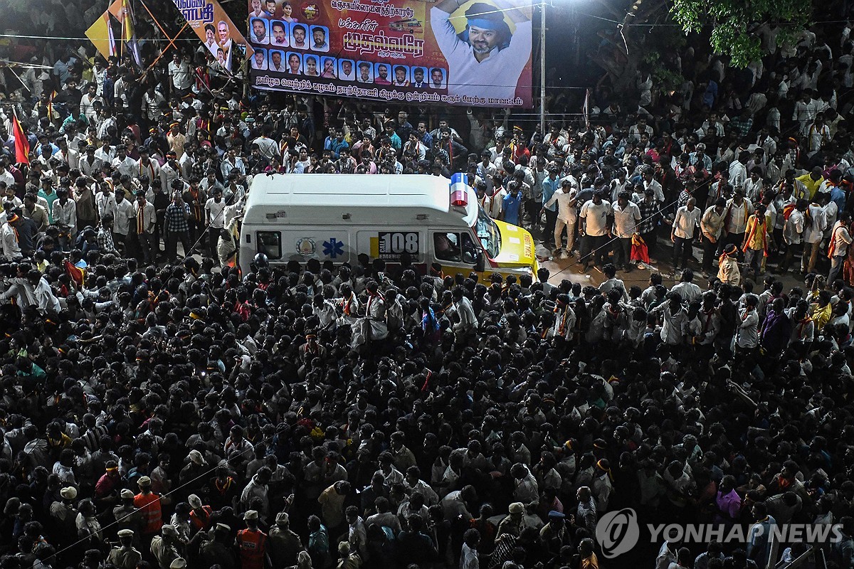 인도 선거유세 압사 사망자 40명…유세 관계자 3명 기소