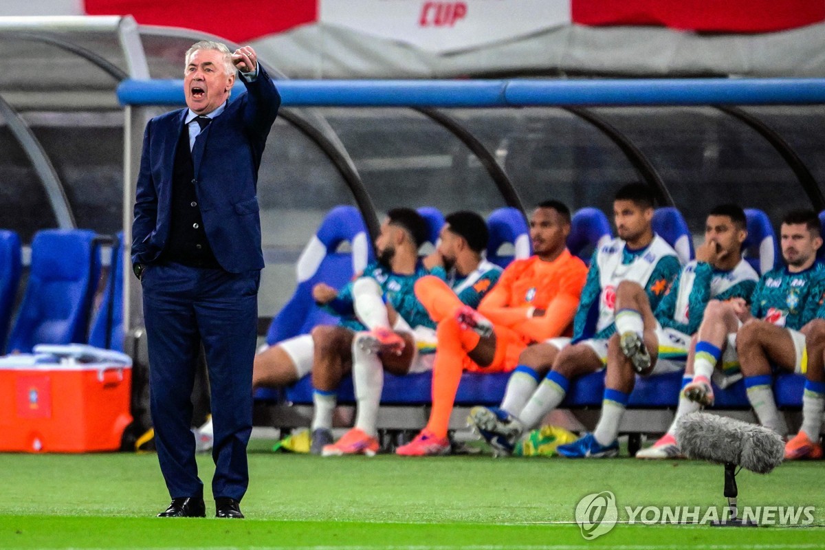 일본과 경기를 지휘하는 카를로 안첼로티 브라질 축구대표팀 감독.