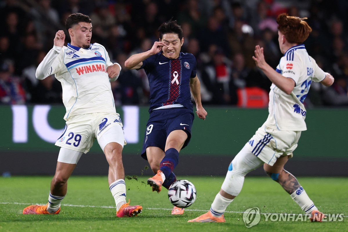 볼 경합하는 이강인