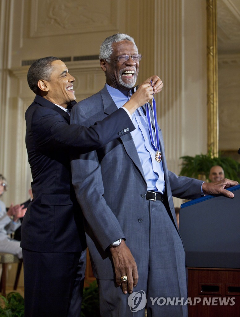 버락 오바마 전 미국 대통령으로부터 자유 훈장을 받는 빌 러셀