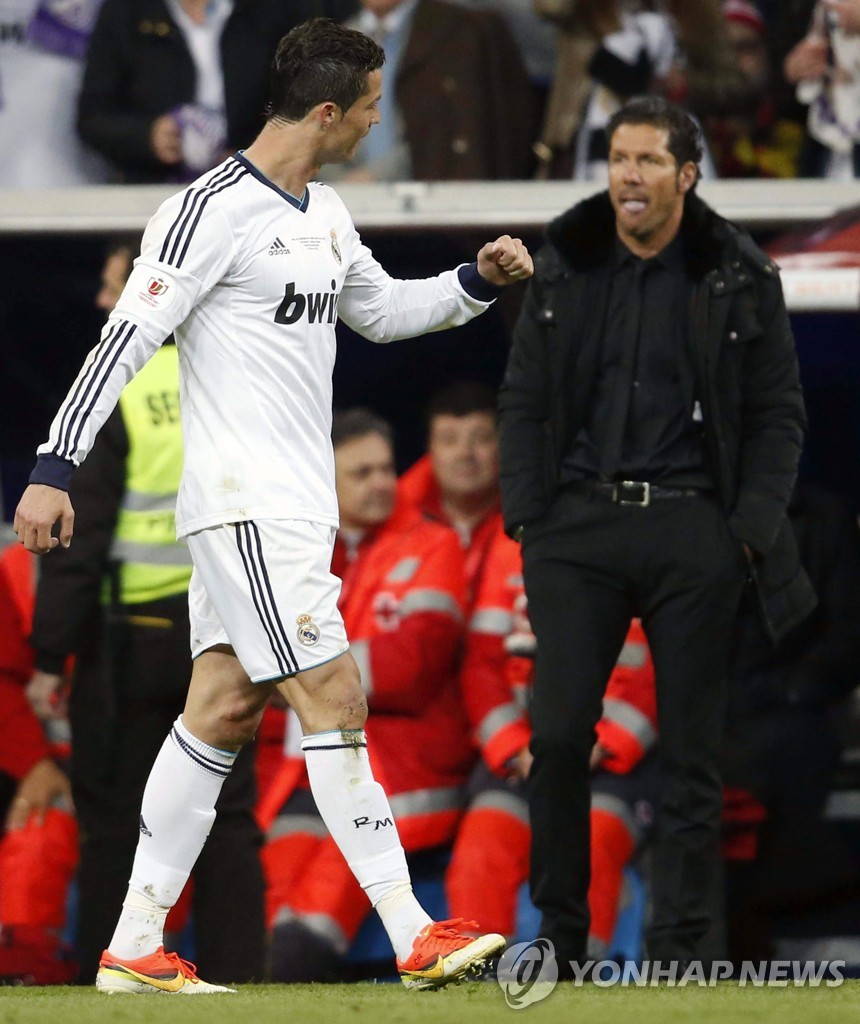 Ronaldo (à esquerda) em 2013 enquanto jogava pelo Real Madrid.  À direita, o diretor Simeone.