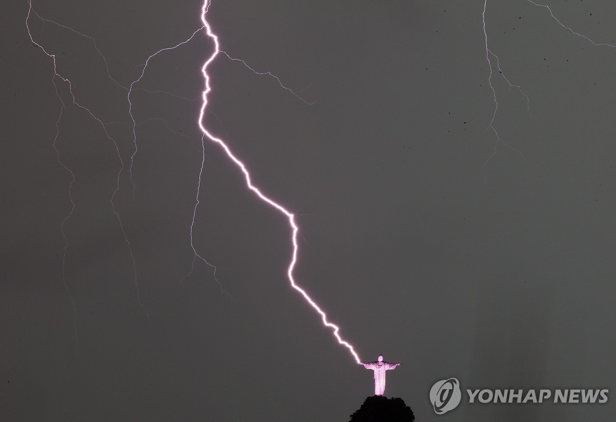 2014년 1월 브라질 예수상에 내리치는 낙뢰