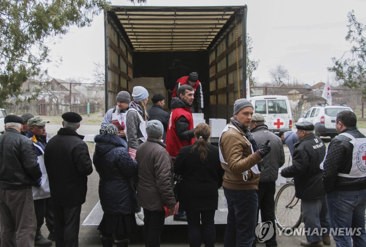 우크라이나에서 구호품을 분배 중인 국제적십자위원회(ICRC)