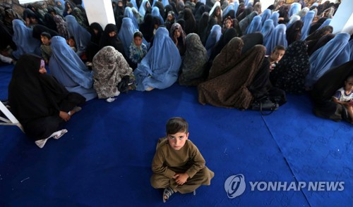 지난 5월 아프가니스탄 헤라트에서 이슬람 단식 성월인 라마단 첫날 여성들이 자녀와 함께 모여 있다.[EPA=연합뉴스 자료사진]