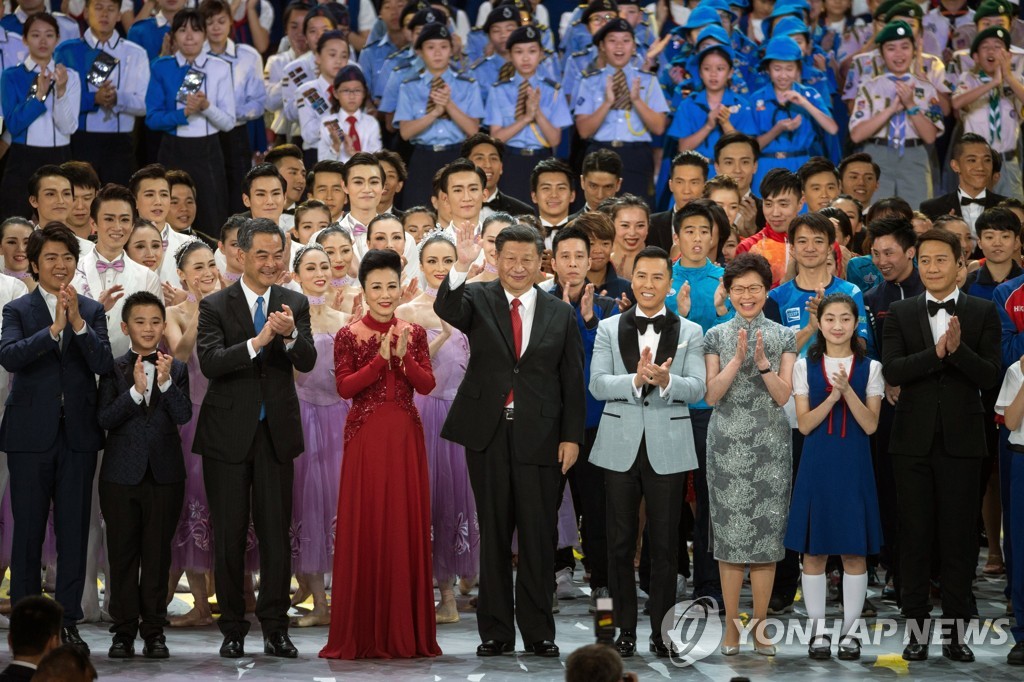 (EPA=연합뉴스) 2017년 6월 30일 홍콩을 찾은 시진핑(왼쪽에서 다섯 번째) 중국 국가주석. [연합뉴스 자료사진] 2022.6.25.