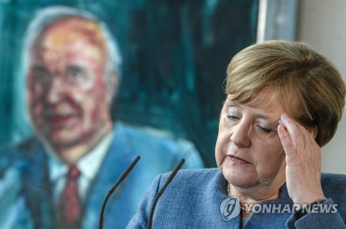헬무트 콜 전 총리 초상화 앞에서 앙겔라 메르켈 전 독일 총리