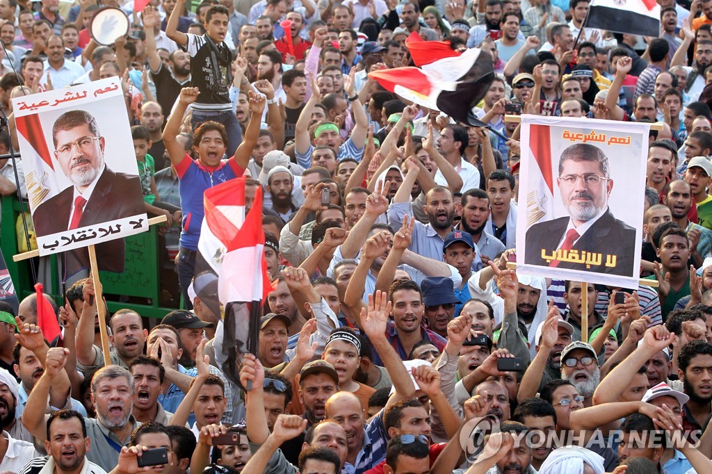 2013년 8월 카이로에서 열린 무함마드 무르시 대통령 축출 반대 집회에 참석한 무슬림형제단 지지자들.