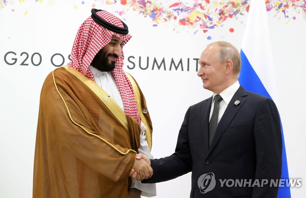 무함마드 빈 살만 사우디 왕세자(좌)와 블라디미르 푸틴 러시아 대통령