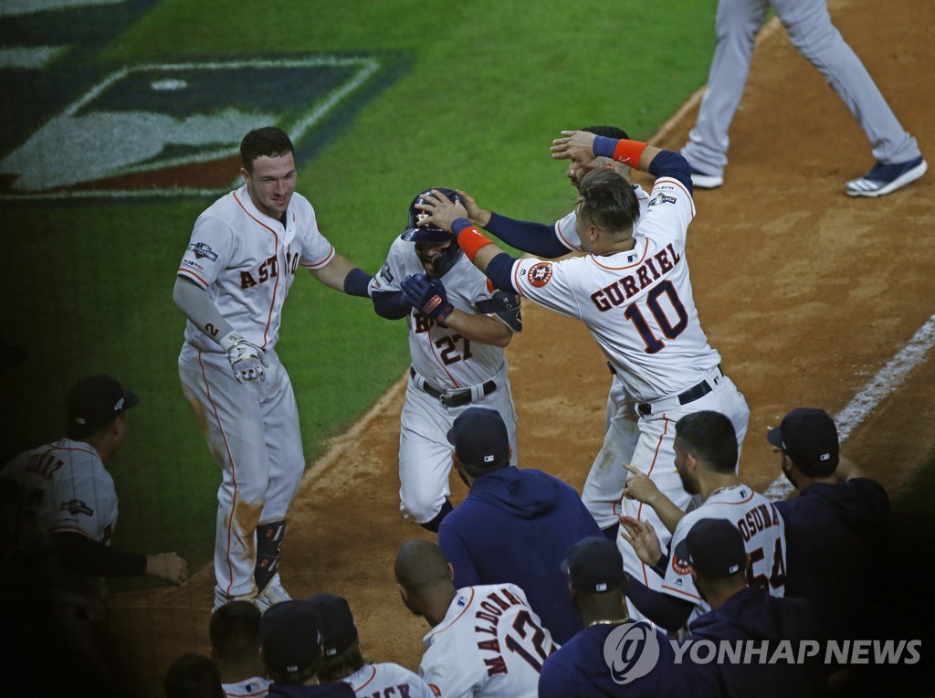 지난해 ALCS 6차전에서 끝내기 홈런을 치고 동료들에게 축하받는 호세 알투베