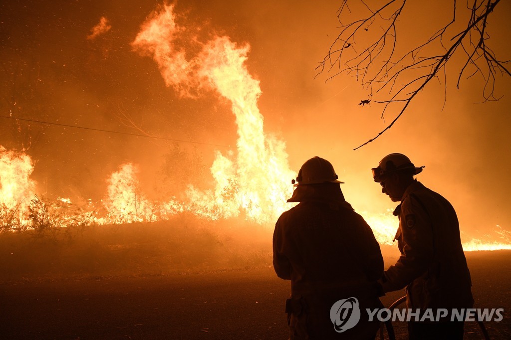 호주 NSW주 산불 진화 작업 현장 