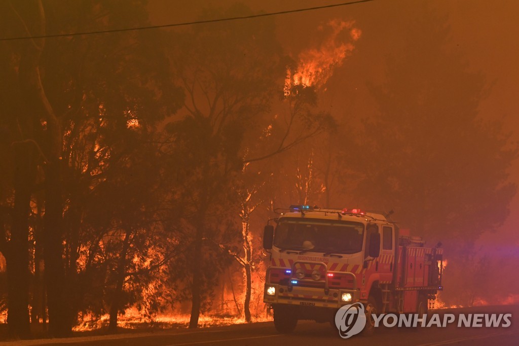 호주 뉴사우스웨일스주 산불현장에 출동한 소방차