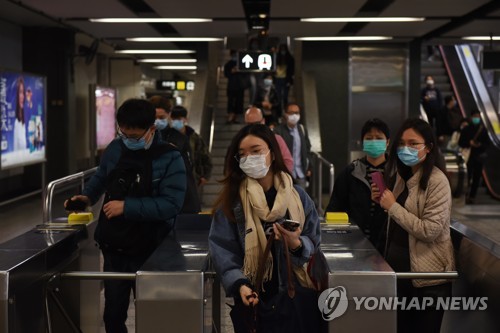홍콩당국 "지하철역서 9초 차이로 스쳤는데 오미크론 감염"