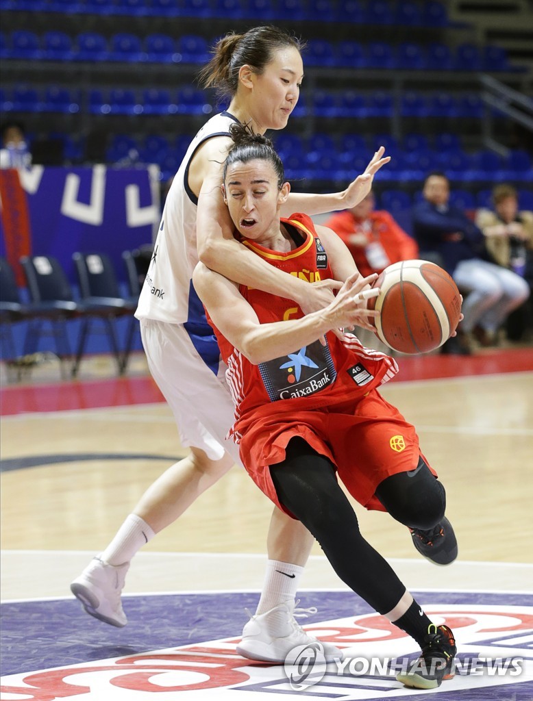 In this EPA photo, Bae Hye-yoon of South Korea (L) grabs Silvia Dominguez of Spain during their women's Olympic basketball qualifying game at Aleksandar Nikolic Hall in Belgrade on Feb. 6, 2020. (Yonhap)