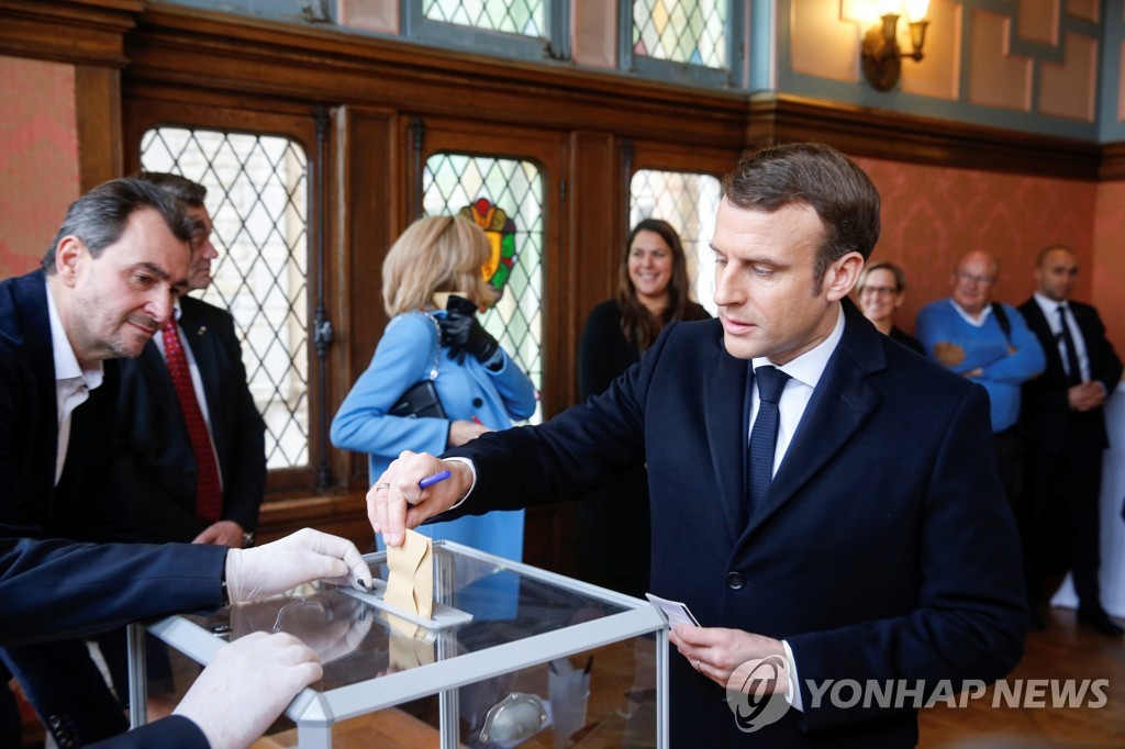 지난 3월 15일 프랑스 지방선거 1차투표에 참여해 한 표를 행사하는 에마뉘엘 마크롱 프랑스 대통령. [EPA=연합뉴스 자료사진]