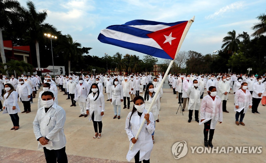 2020년 외국 파견을 위해 공항에 모인 쿠바 의사들(기사와 직접적인 관계없음)