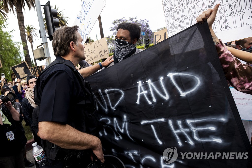 LA 경찰 예산 삭감을 요구하는 인종차별 항의 시위대