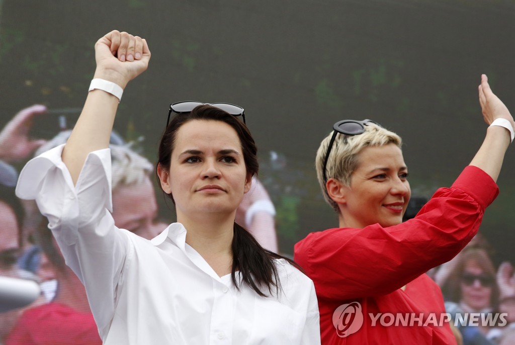 (epa=연합뉴스) 벨라루스 여성 대선 후보 스베틀라나 티하놉스카야(왼쪽)가 19일 유세장에서 지지자들의 환호에 답하며 손을 들어 보이고 있다.