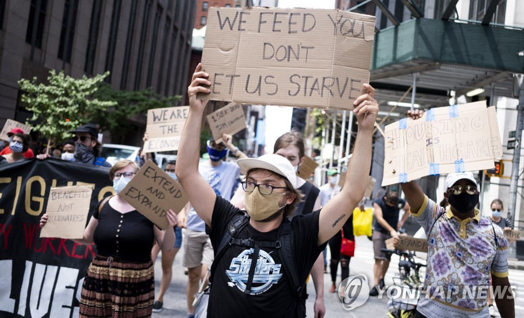 코로나19 실업수당 연장을 요구하는 뉴욕의 시위대 