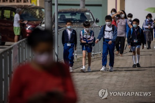 "홍콩 초등 교과에 '중국인에 호감을' 지침 등장"