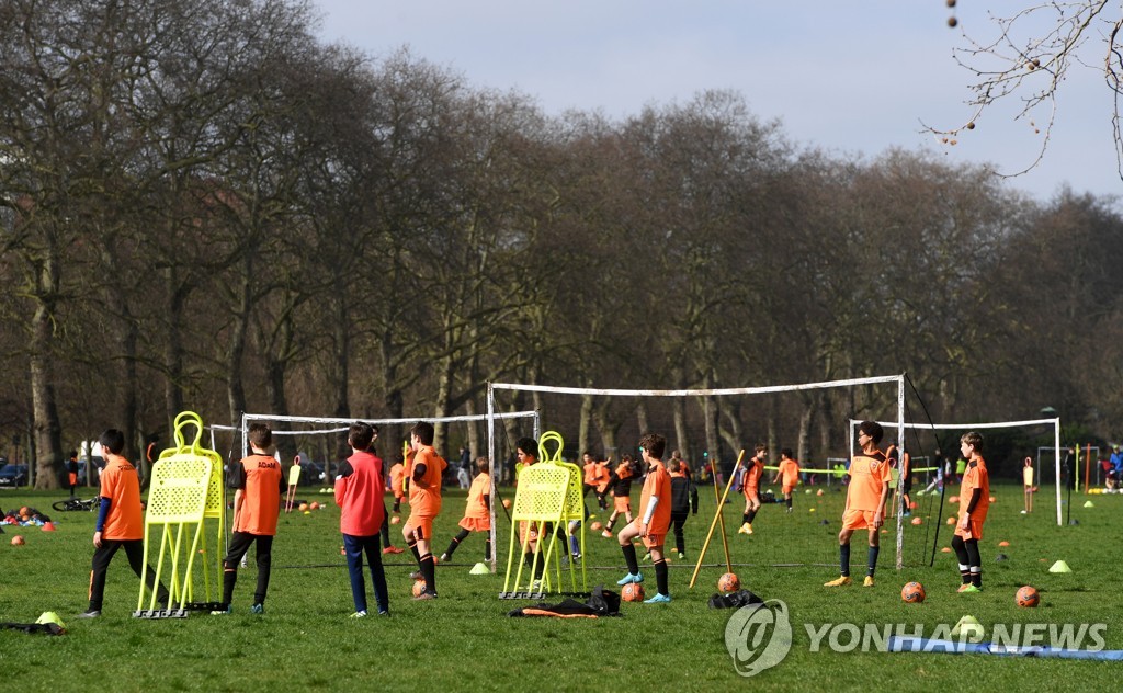 영국 런던 하이드파크에서 축구하는 사람들