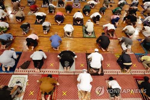 거리두기 속 기도하는 인도네시아 무슬림들