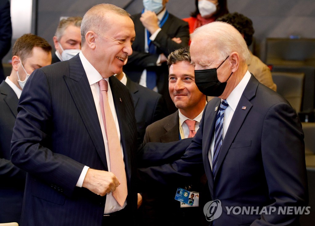 에르도안 튀르키예 대통령과 인사 나누는 조 바이든 미국 대통령