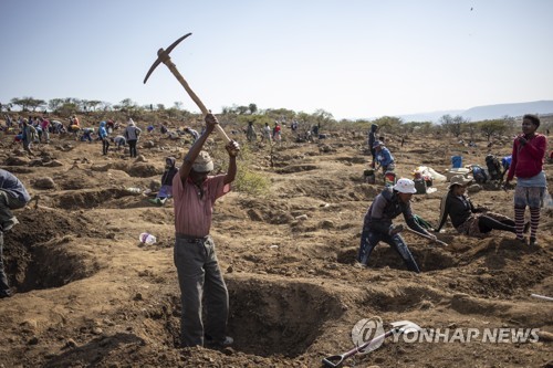 다이아몬드를 찾으려고 구덩이를 파는 사람들. 당국은 토양훼손, 목축업 방해, 코로나19 확산 등을 우려해 이들에게 퇴장을 권고했다.[EPA=연합뉴스] 