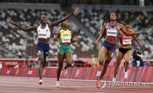 도쿄올림픽 육상 200ｍ 결선에서 2위를 차지한 음보마(왼쪽)