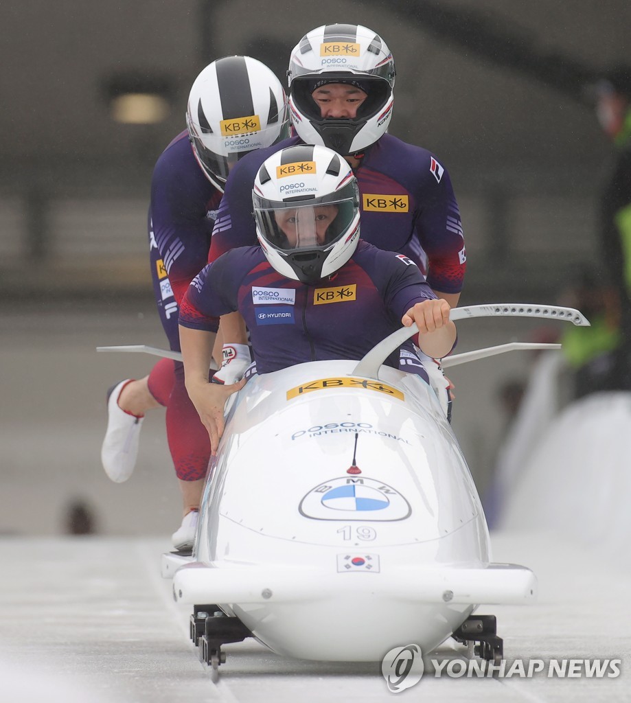 In this EPA file photo from Dec. 12, 2021, South Korean bobsledders Won Yun-jong, Kim Dong-hyun, Kim Jin-su and Jung Hyun-woo are in action during the first run of the four-man bobsleigh event at the International Bobsleigh & Skeleton Federation World Cup in Winterberg, Germany. (Yonhap)