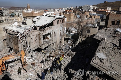 사우디 폭격으로 파손된 건물