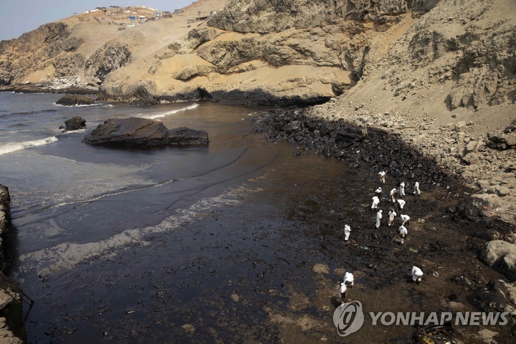 지난 1월 기름 유출 사고로 검게 변했던 페루 해안가