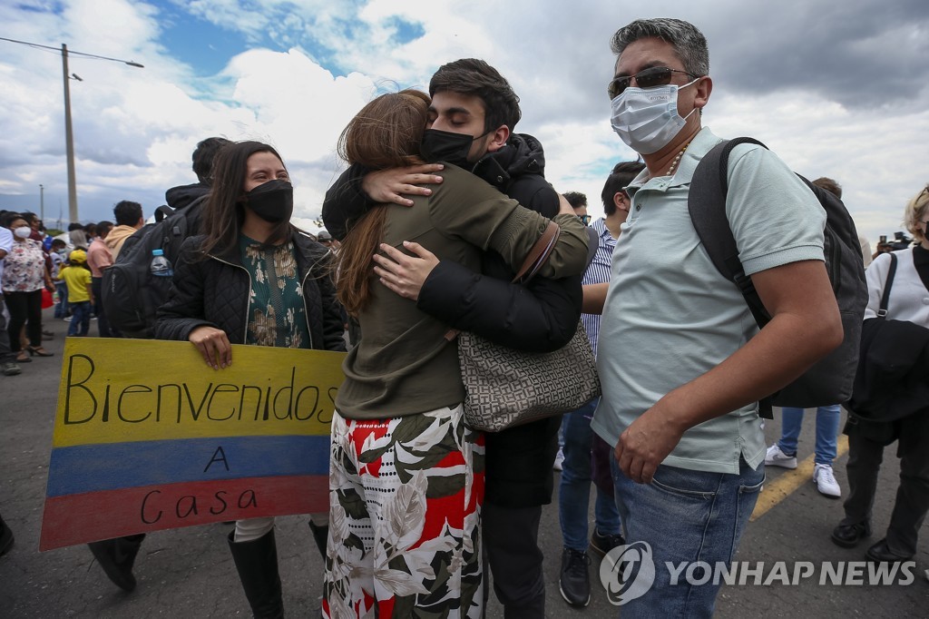 4일(현지시간) 우크라이나에서 돌아온 에콰도르인이 가족들과 포옹하고 있다.