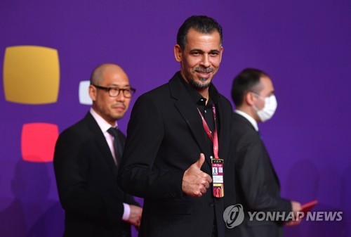 In this EPA file photo from April 1, 2022, Younis Mahmoud (C), vice president of the Iraq Football Association, arrives at Doha Exhibition and Convention Center in Doha for the main draw for the 2022 FIFA World Cup. (Yonhap)