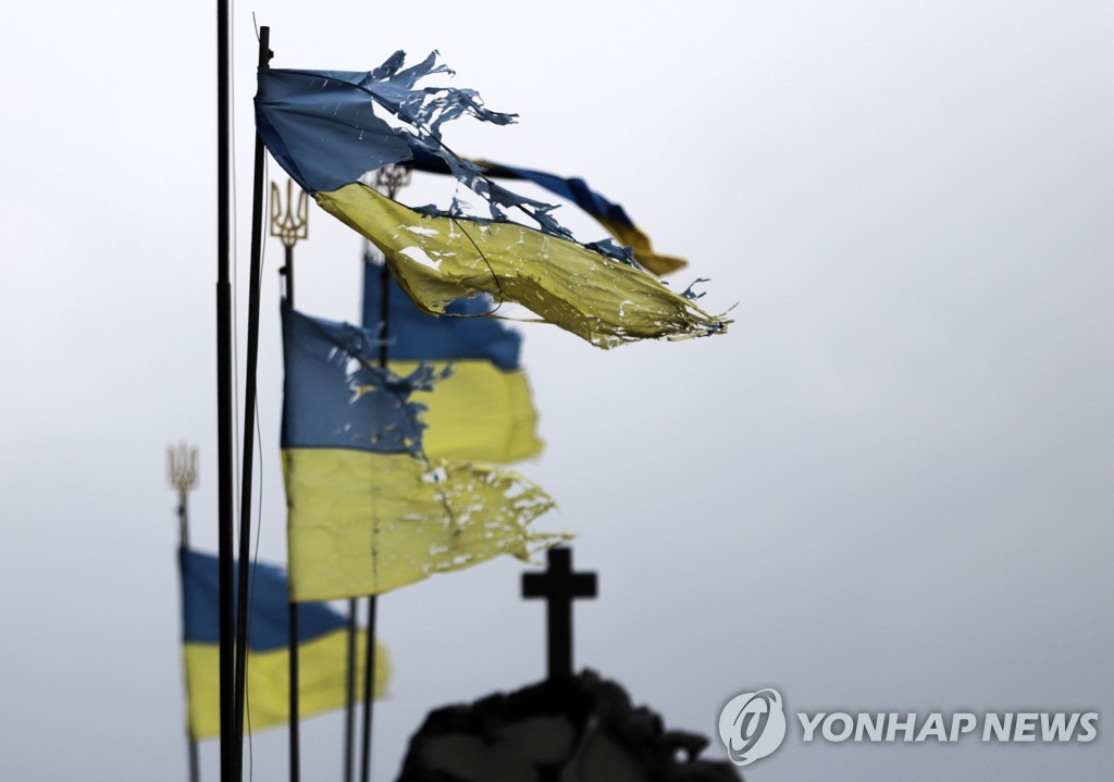 바람에 날리는 찢어진 우크라이나 국기