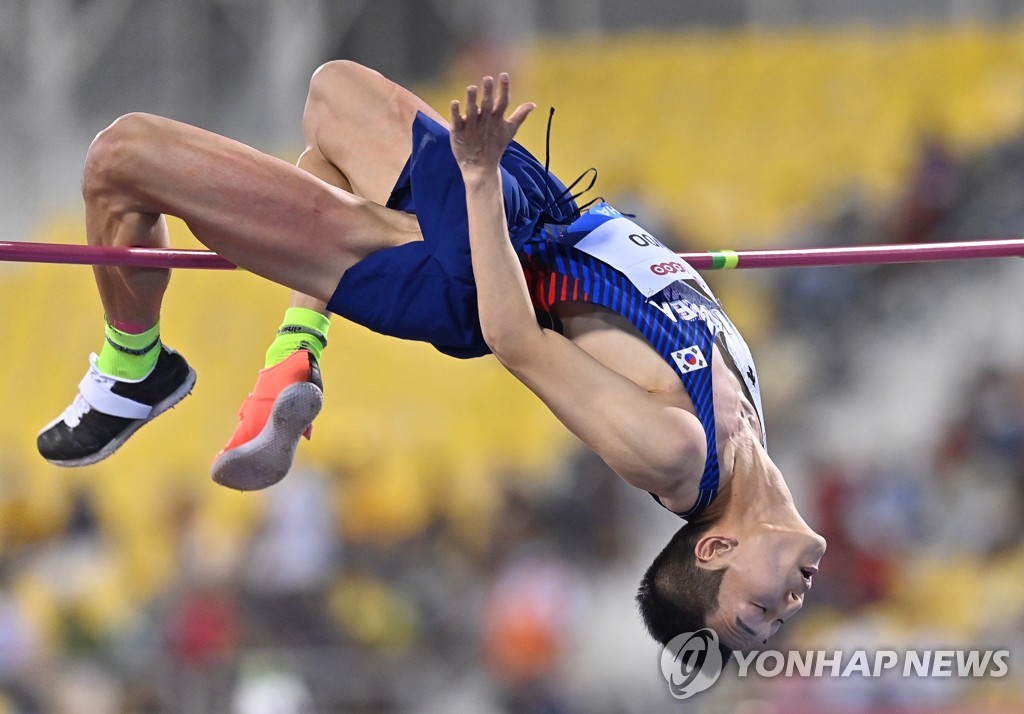In this EPA photo, Woo Sang-hyeok of South Korea competes in the men's high jump event at the World Athletics Diamond League competition at Khalifa International Stadium in Doha on May 13, 2022. (Yonhap)