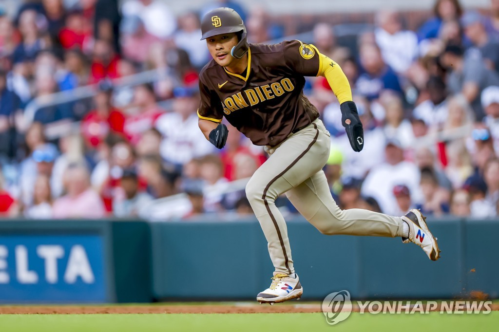 In this EPA photo, Kim Ha-seong of the San Diego Padres runs the bases against the Atlanta Braves during the top of the third inning of a Major League Baseball regular season game at Truist Park in Atlanta on May 13, 2022. (Yonhap)