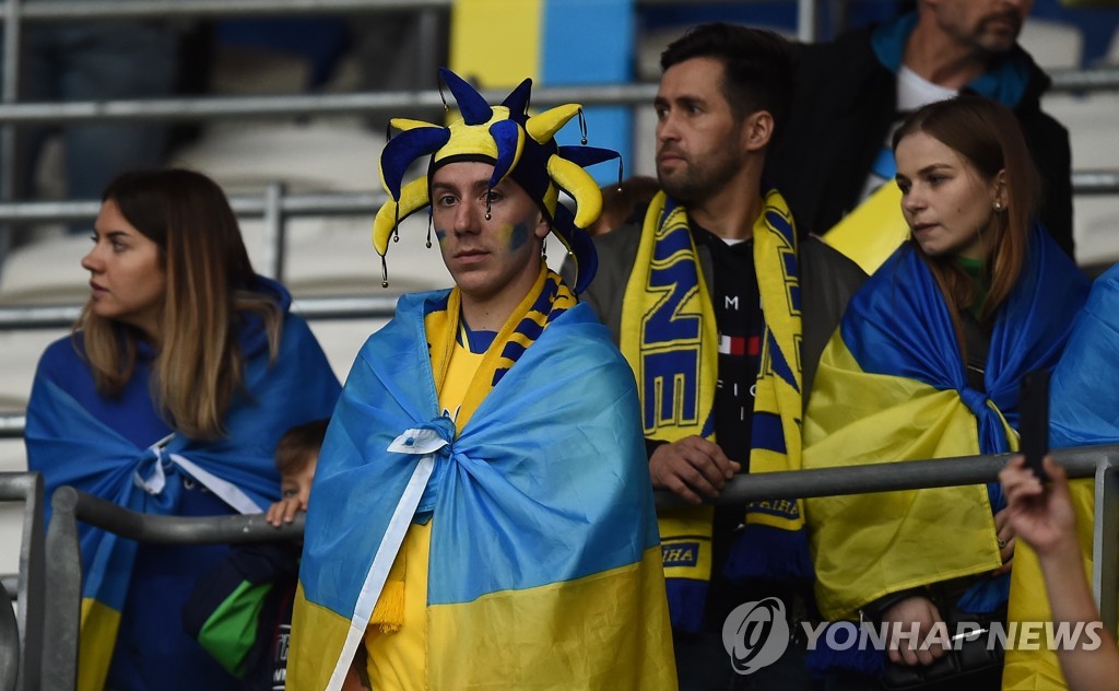 침울해하는 우크라이나 축구팬들